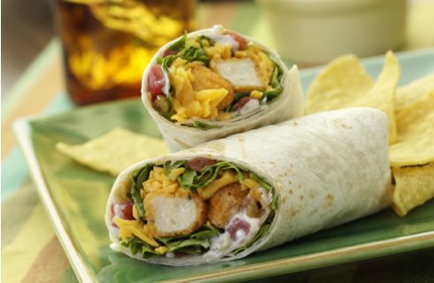 Lekkere wrap met krokante kip en avocado