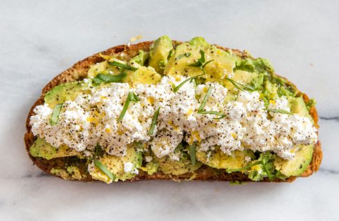 Toast met gei­ten­kaas-avo­ca­dospread en gra­pe­fruit