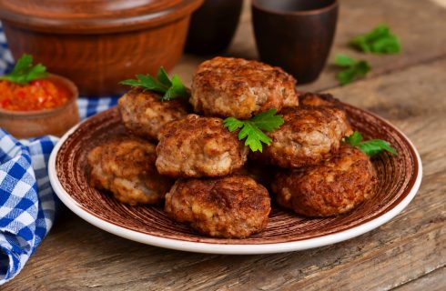 Heerlijke koolhydraatarme kipgehaktballetjes met avocado dip