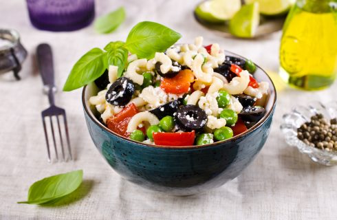 Met deze heerlijke macaroni salade kom jij de dag wel door