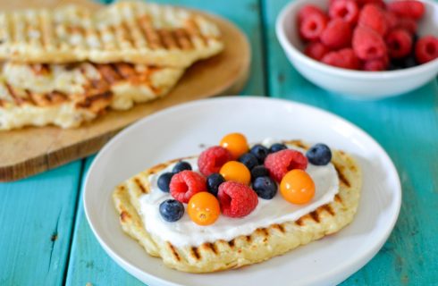 Zoete naanbrood met yoghurt en rood fruit