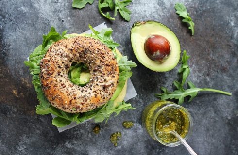 Heerlijk ontbijtje: een lekkere bagel met avocado