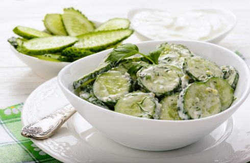 Makkelijke lunch: frisse komkommersalade met yoghurt en munt