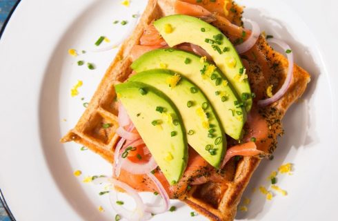 Heerlijke glutenvrije wafels met avocado en zalm