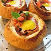 Healthy breakfast: zoete aardappel en roerei met groentes