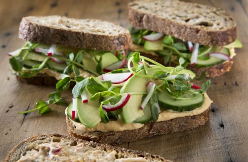 Heerlijke combinatie: broodje met hummus en avocado