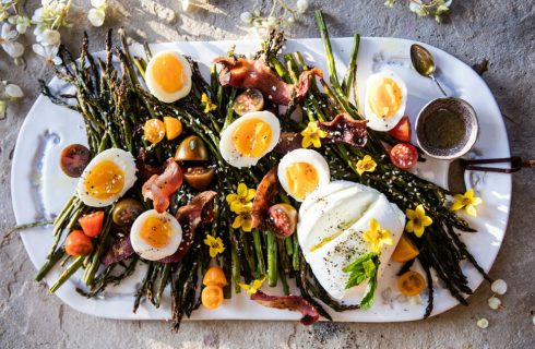 Geroosterde aspergesalade met ei en bacon