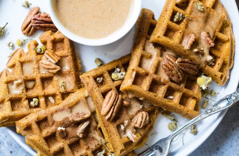 Wafels van havermout en banaan met een topping van pinda’s en pecannoten