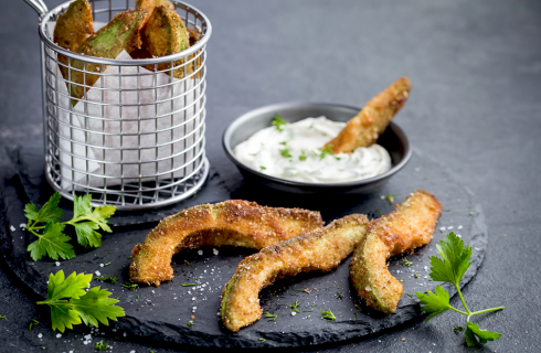 Avocado frietjes met een yoghurt dip