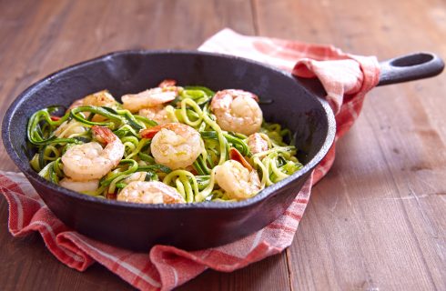 Low-carb courgetti met garnalen en pesto