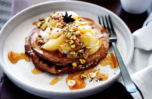 Vegan American pancakes met pistache en peer