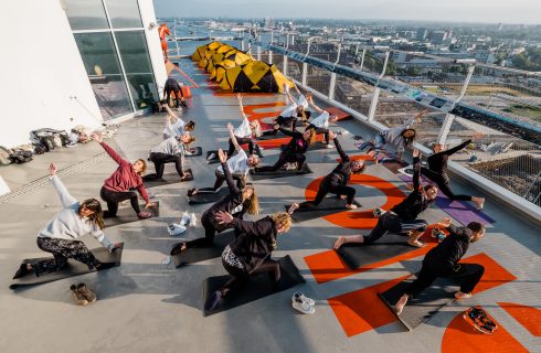 Unieke ervaring: Yoga op het dak van de A’dam toren