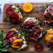 Zomer in je bol met deze Caprese Avocado Toast