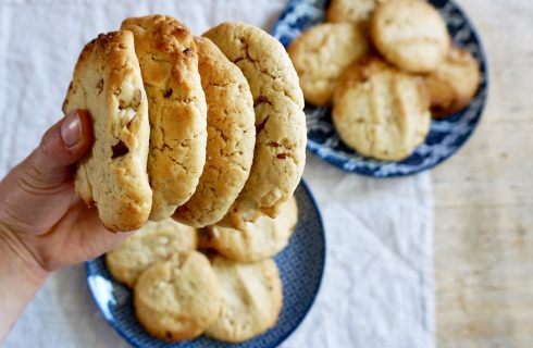 White chocolate chip speculoos almond cookies