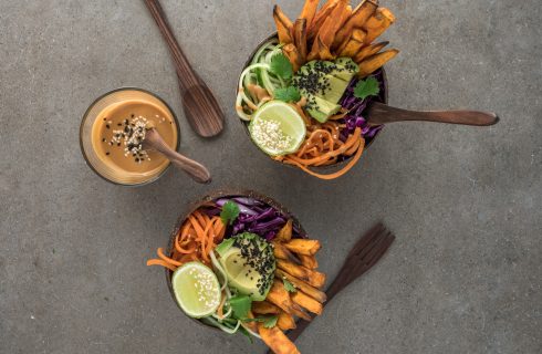 Bowl: Zoete aardappel met frisse ingrediënten zoals avocado en limoen