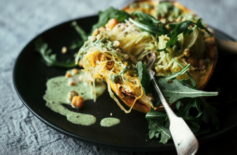 Gevulde pompoen met kikkererwten en knoflook-rucola crème