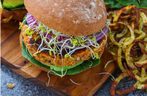 Deze zongedroogde tomaten en kikkererwt burgers zijn een ware smaaksensatie!