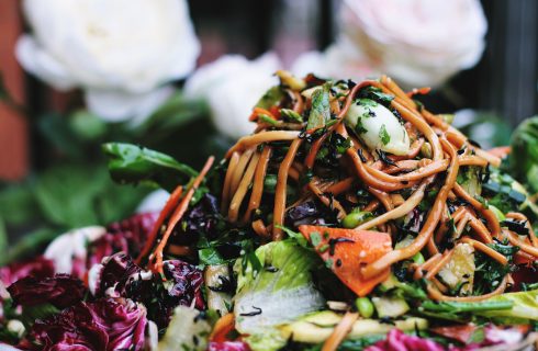 Thaise noodles met paksoi, zeewier en sojabonen