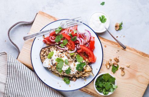 Gevulde aubergine met quinoa, vegan room en walnoten